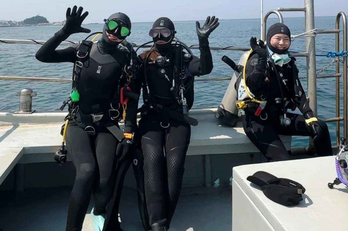 NB Divers buddy team suited up on the boat before an East Sea dive trip in Korea