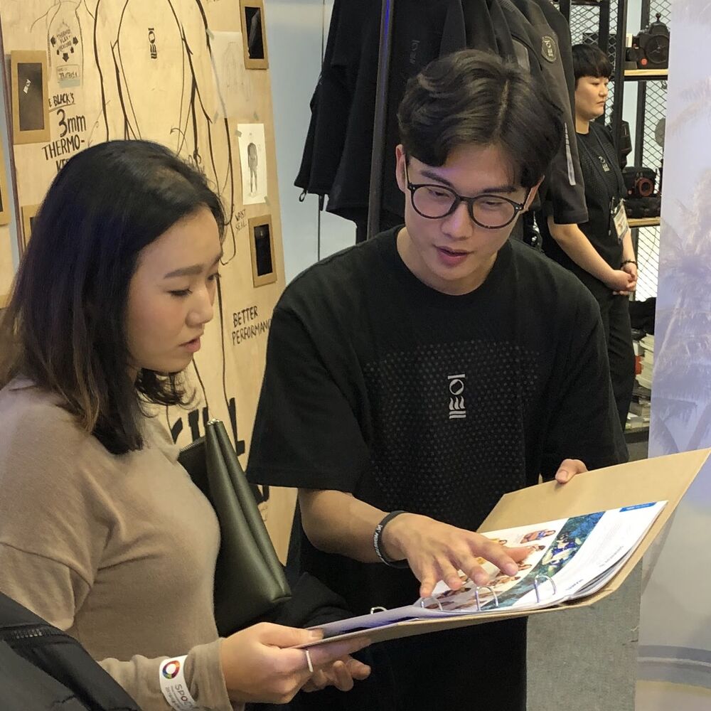 안경 착용 다이빙과 도수 마스크에 관해 센터에서 상담하는 예비 교육생