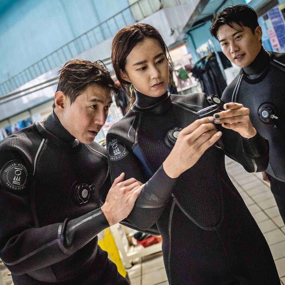 입수 전 버디 체크 BWRAF 순서로 서로의 장비와 다이브 컴퓨터를 확인하는 스쿠버 다이버들
